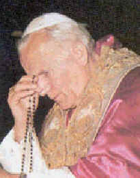 El Papa Juan Pablo II, rezando el Rosario